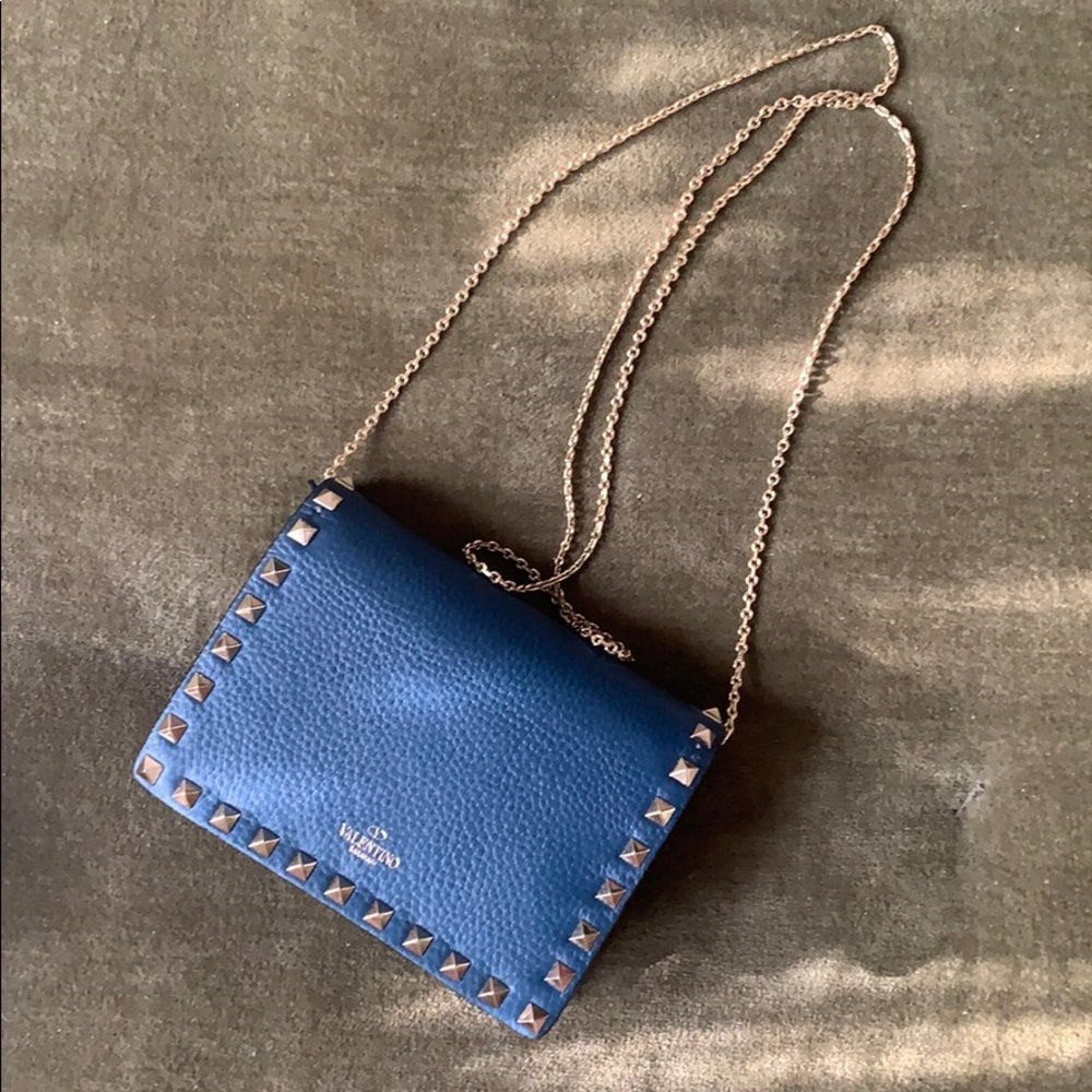 ROCKSTUD GRAINY CALFSKIN CHAIN POUCH